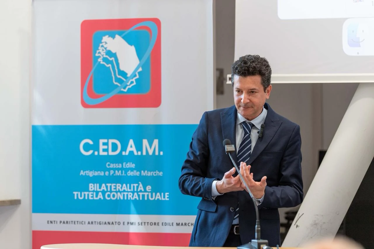 Marco Rotili durante un intervento, accanto al pannello C.E.D.A.M.
